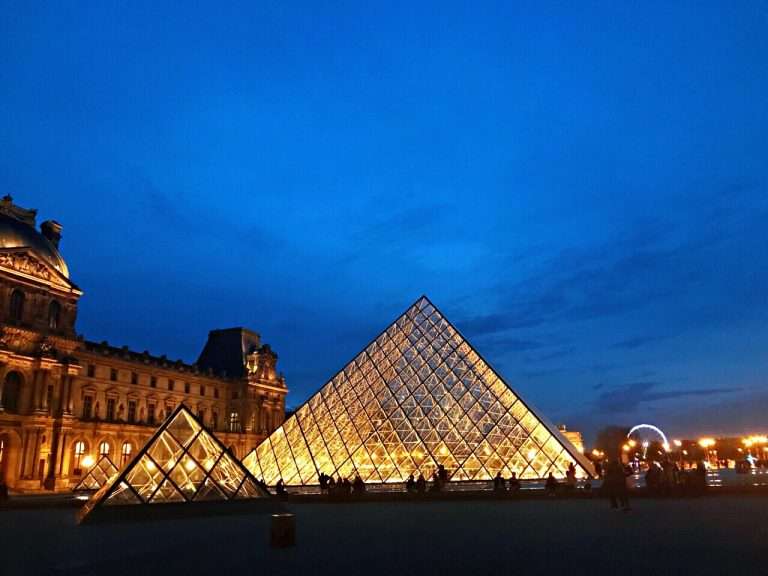 Louvre Museum - Walking tour in Le Marais
