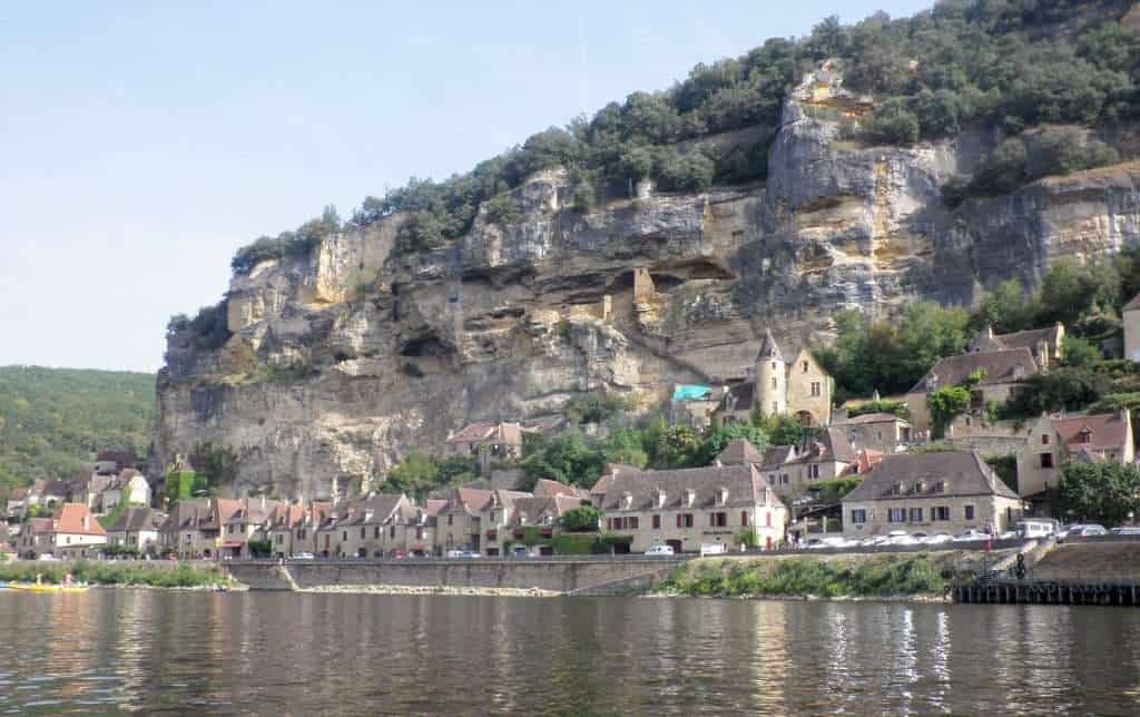 20 Reasons to love France. France is one of the most visited countries in the world. From the fantastic gastronomy (think croissants, baguettes, cheese and wine), the language to the stunning scenery, there are many reasons to love France. #France #Bastille Day #Explore #Travel Dordogne River canoeing with medieval castles in France - SecretMoona - Reasons to love France