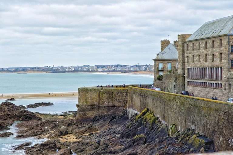 Guide to the most picturesque and most impressive walled cities and towns in France.