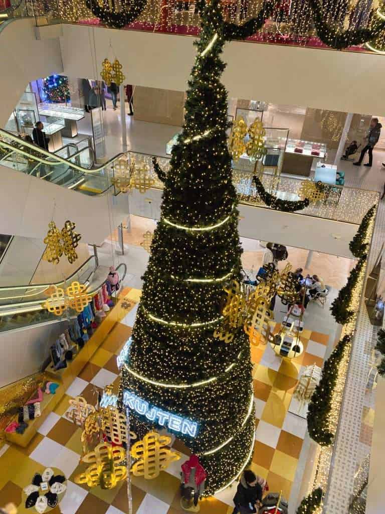<strong>Where to See the Best Christmas Lights & Decorations in Paris </strong> 30 Christmas tree at La Samaritaine