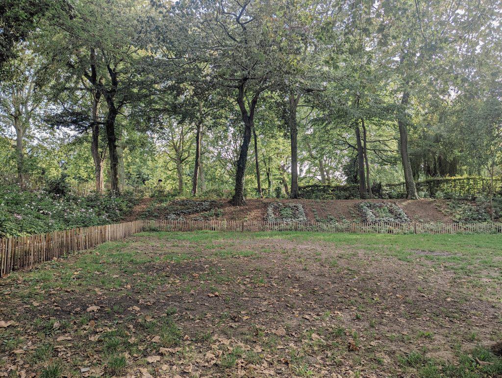Lille Zoo written in lawn