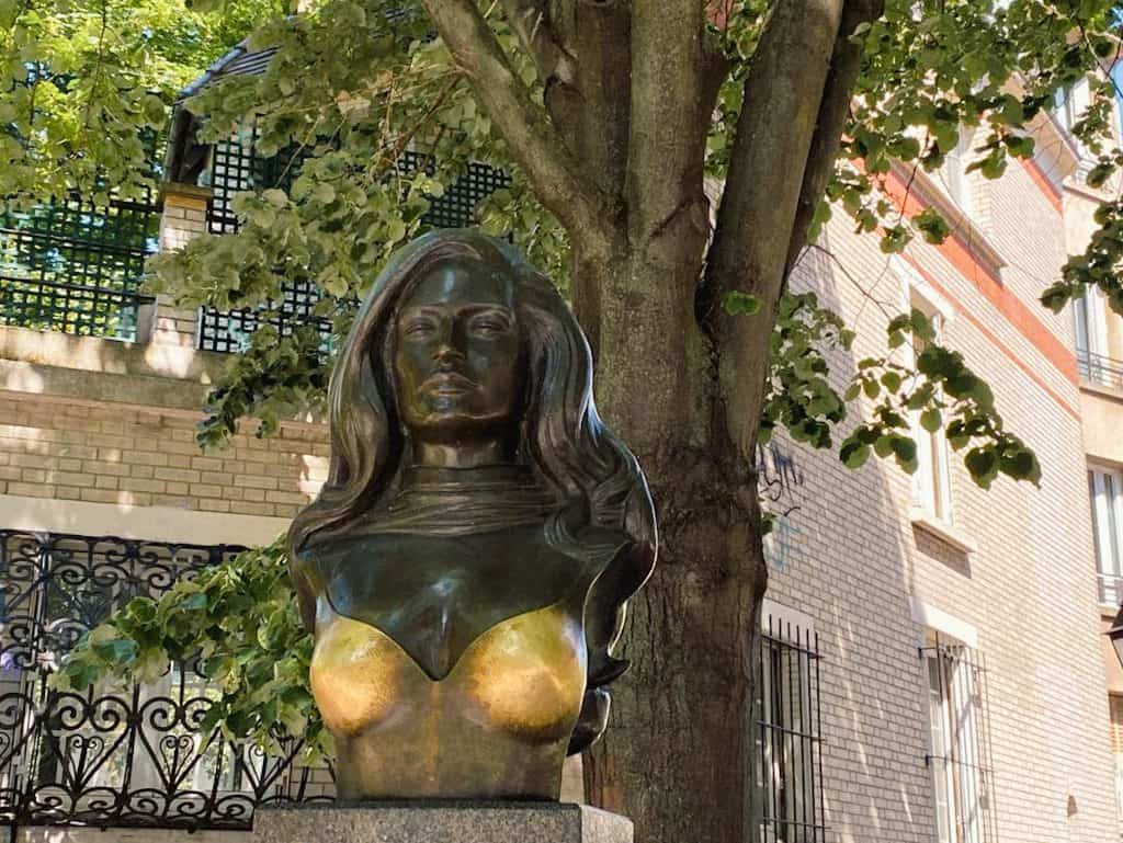 Sculpture of singer  Dalida - Things to do in Montmartre