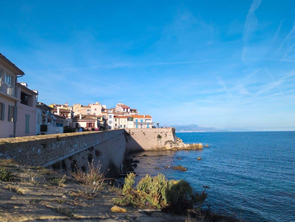 Scenic coastal path along the Promenade de l’Amiral de Grasse in Antibes with sea views. Things to do in Antibes on a day trip