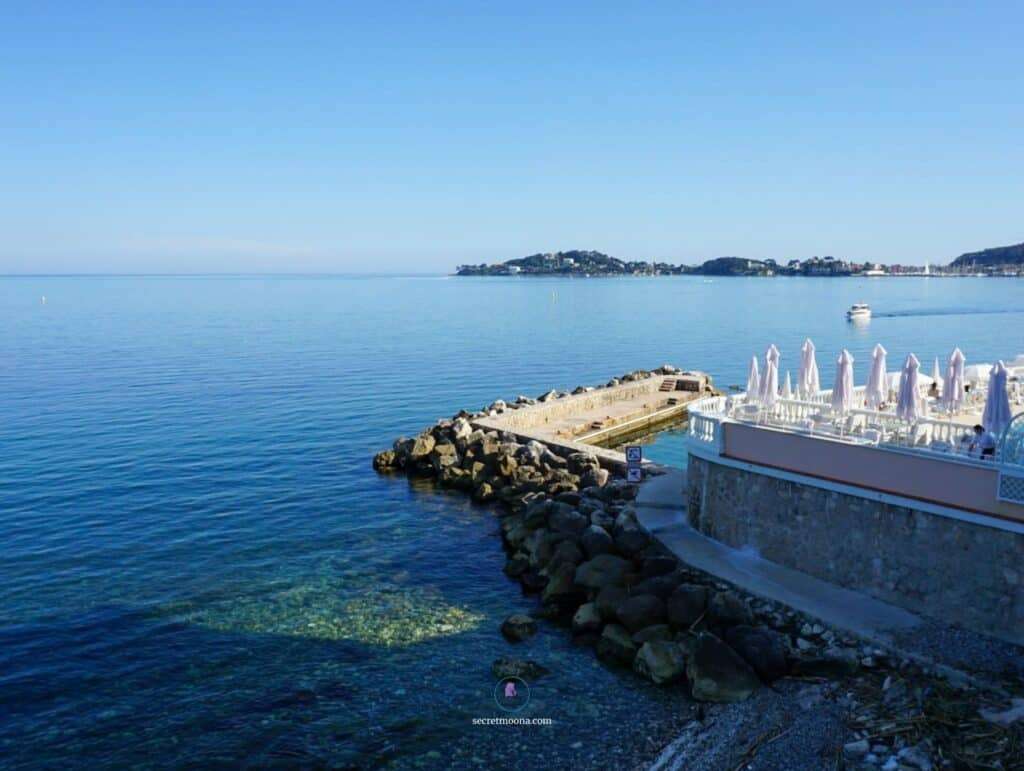 The Perfect 7-Day French Riviera Itinerary: Ultimate Côte d’Azur Travel Guide 18 Beautiful seaside view of the French Riviera with clear blue waters and a relaxing promenade.